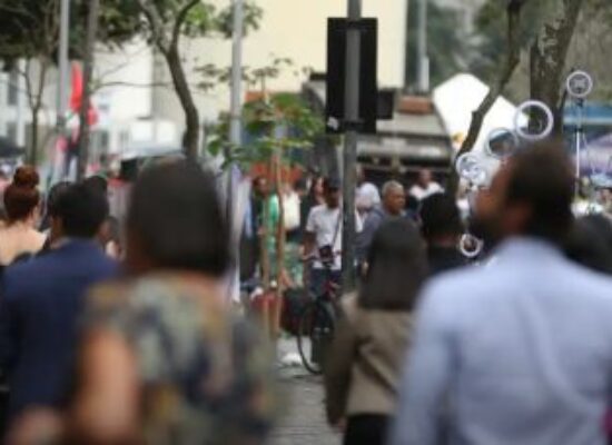 População brasileira chega a 213,4 milhões em julho de 2025