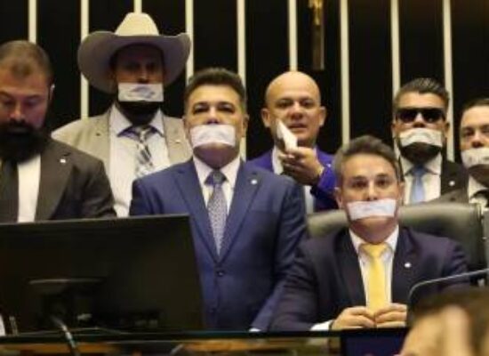 Oposição ocupa plenários por anistia a 8/1 e impeachment de Moraes