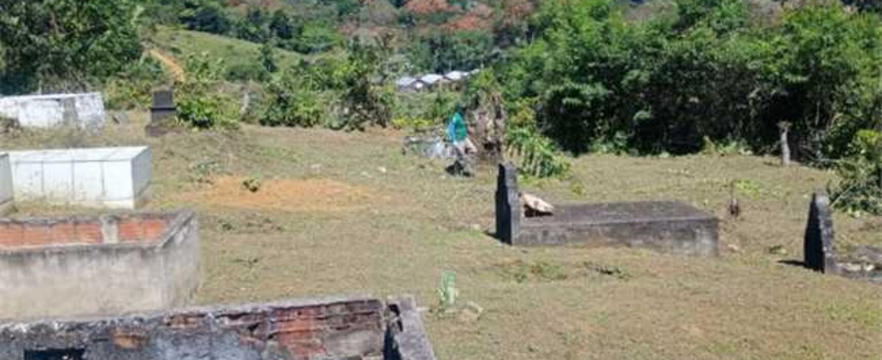 Prefeitura de Ilhéus realiza limpeza e roçagem no Cemitério de Pimenteira