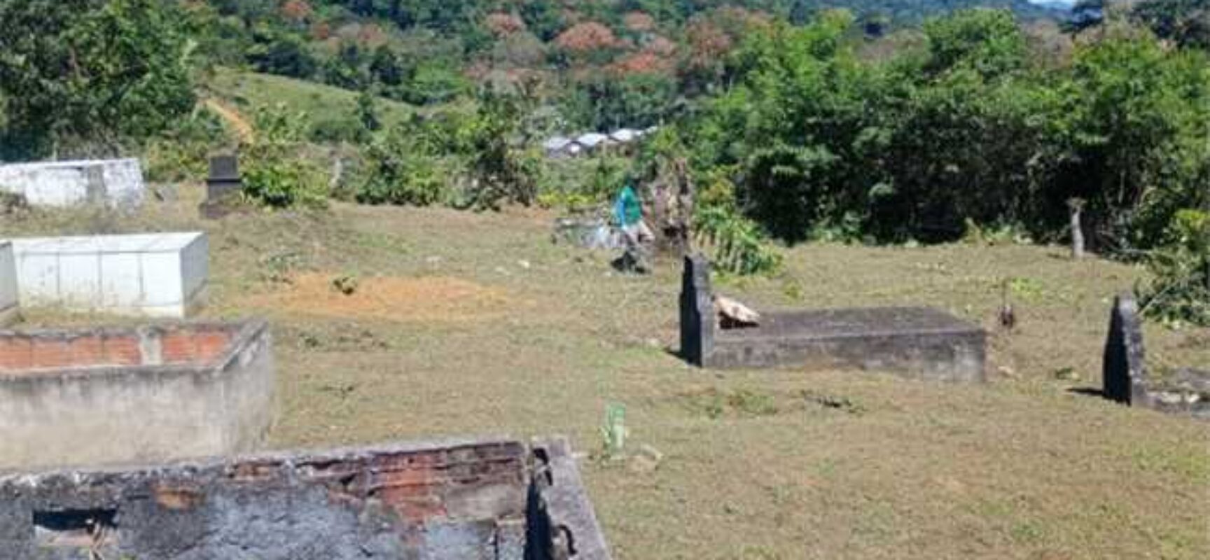 Prefeitura de Ilhéus realiza limpeza e roçagem no Cemitério de Pimenteira