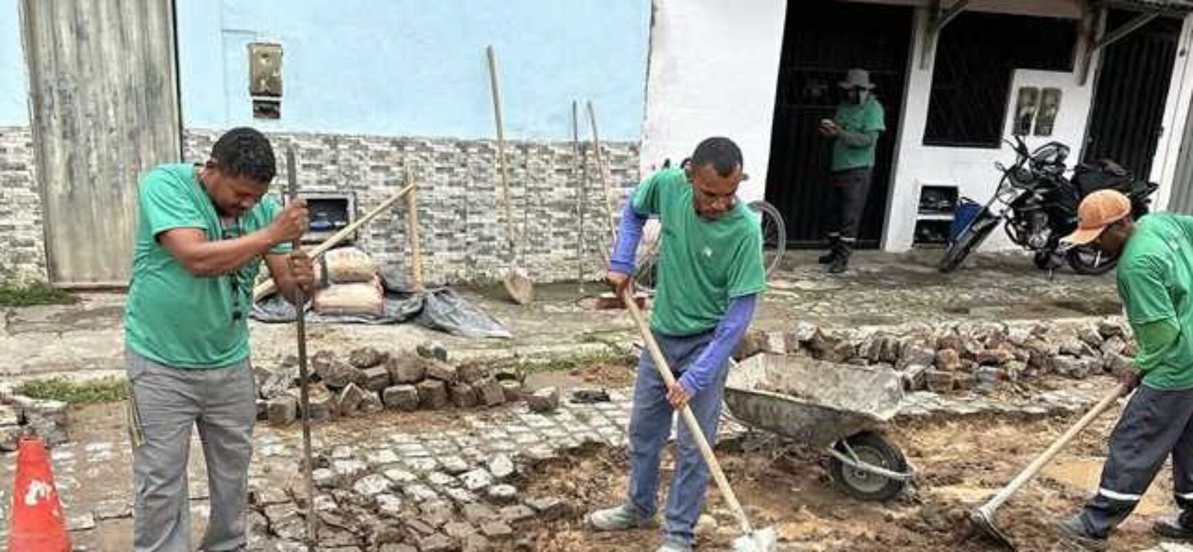 Prefeitura de Ilhéus realiza reassentamento de paralelepípedos no CSU e no Nossa Senhora da Vitória