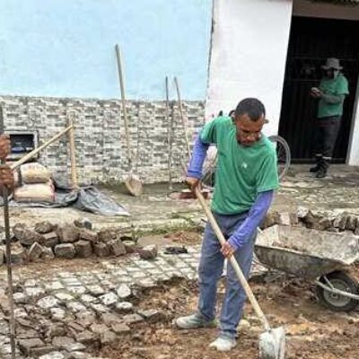 Prefeitura de Ilhéus realiza reassentamento de paralelepípedos no CSU e no Nossa Senhora da Vitória