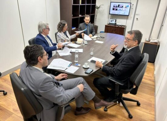 Governo da Bahia e Fieb apresentam propostas no MDIC para minimizar impactos do tarifaço dos EUA