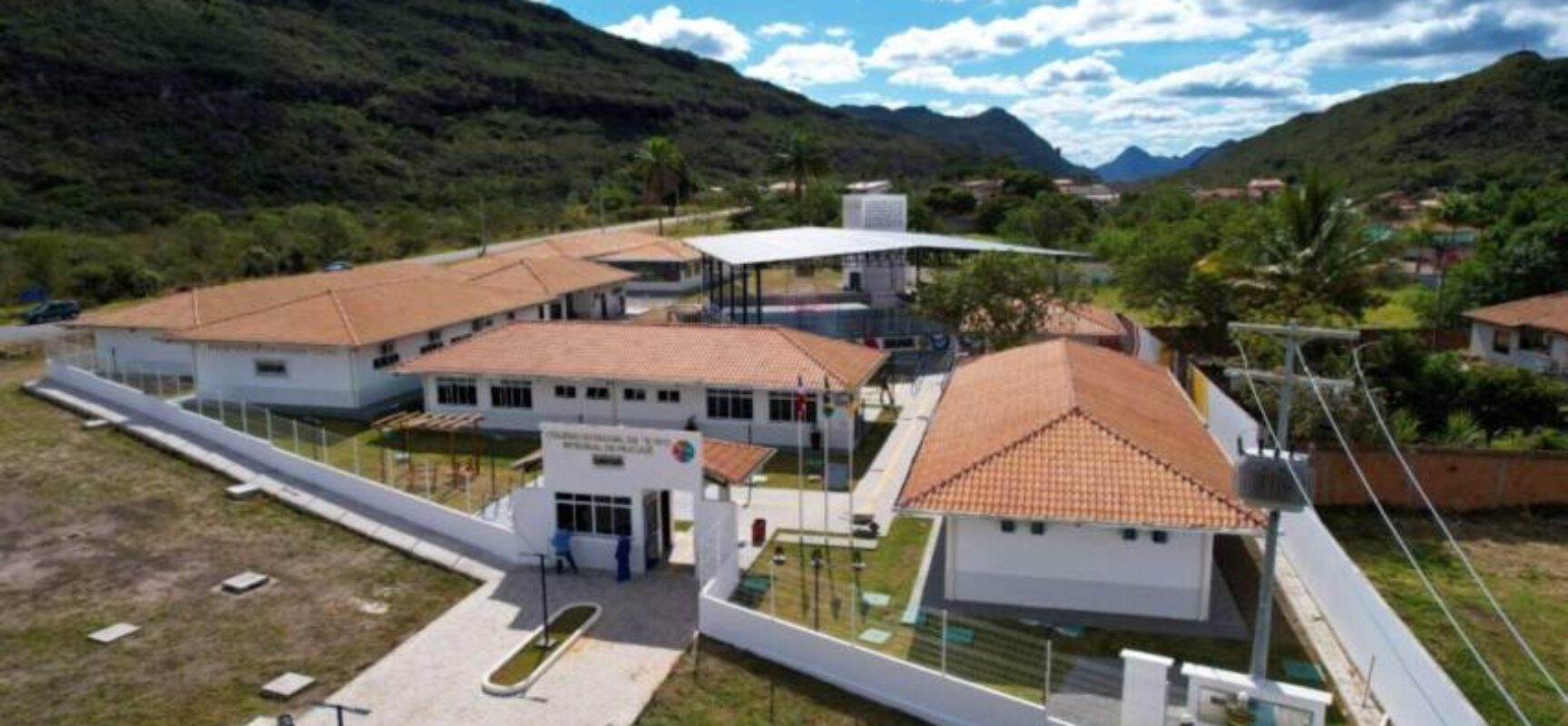 Governo inaugura escola de tempo integral com arquitetura diferenciada e investe mais de R$ 27 milhões em diversas áreas de Mucugê