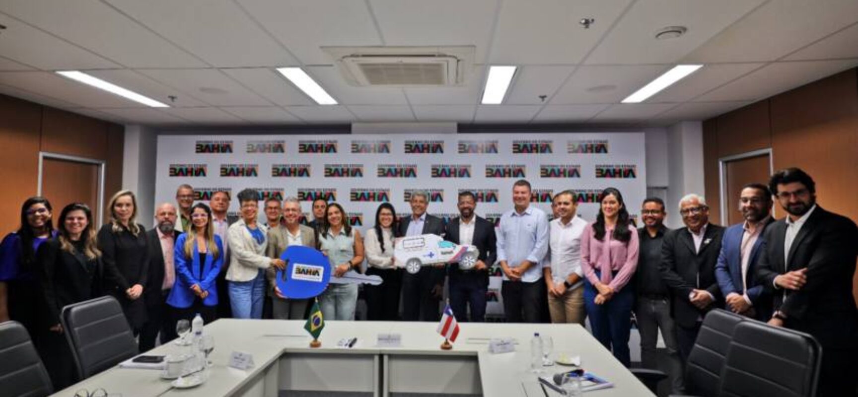Governador entrega equipamentos para Prefeitura de Candeias e debate obras estruturantes para o município