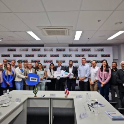 Governador entrega equipamentos para Prefeitura de Candeias e debate obras estruturantes para o município