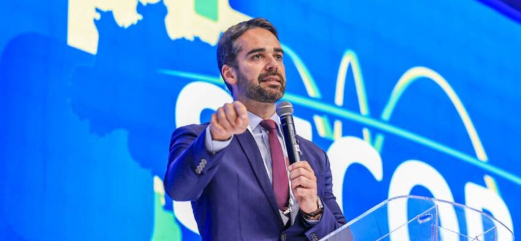 “Responsabilidade maior” por tarifaço de Trump está na família Bolsonaro, diz Eduardo Leite