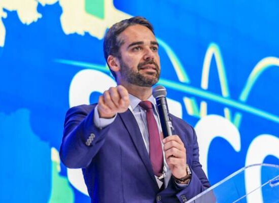 “Responsabilidade maior” por tarifaço de Trump está na família Bolsonaro, diz Eduardo Leite