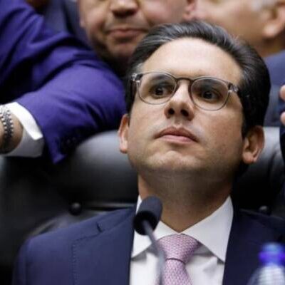 Hugo Motta busca PL e PT para reverter veto de Lula ao aumento de deputados
