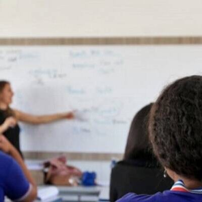 Governo do Estado anuncia pagamento de licenças-prêmio e abono para professores