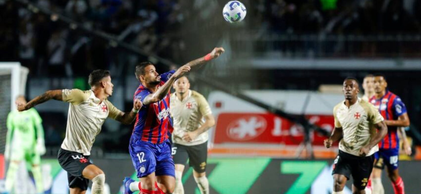 Bahia se complica com expulsão de Jean Lucas e perde de virada para o Vasco