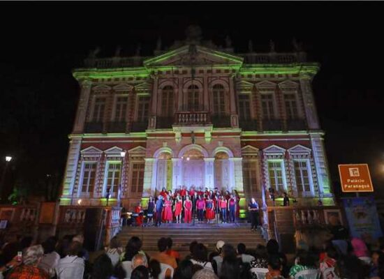Concerto de Primavera reúne corais na escadaria do Palácio Paranaguá