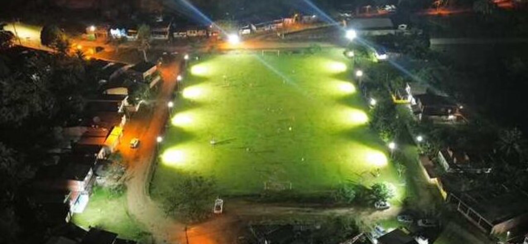 Prefeitura de Ilhéus instala iluminação em LED no campo de futebol de Sambaituba