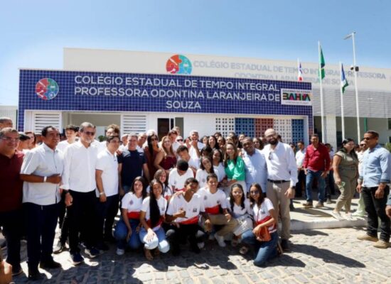 Governador entrega conjunto de obras e realiza maior investimento educacional da história de Ibotirama