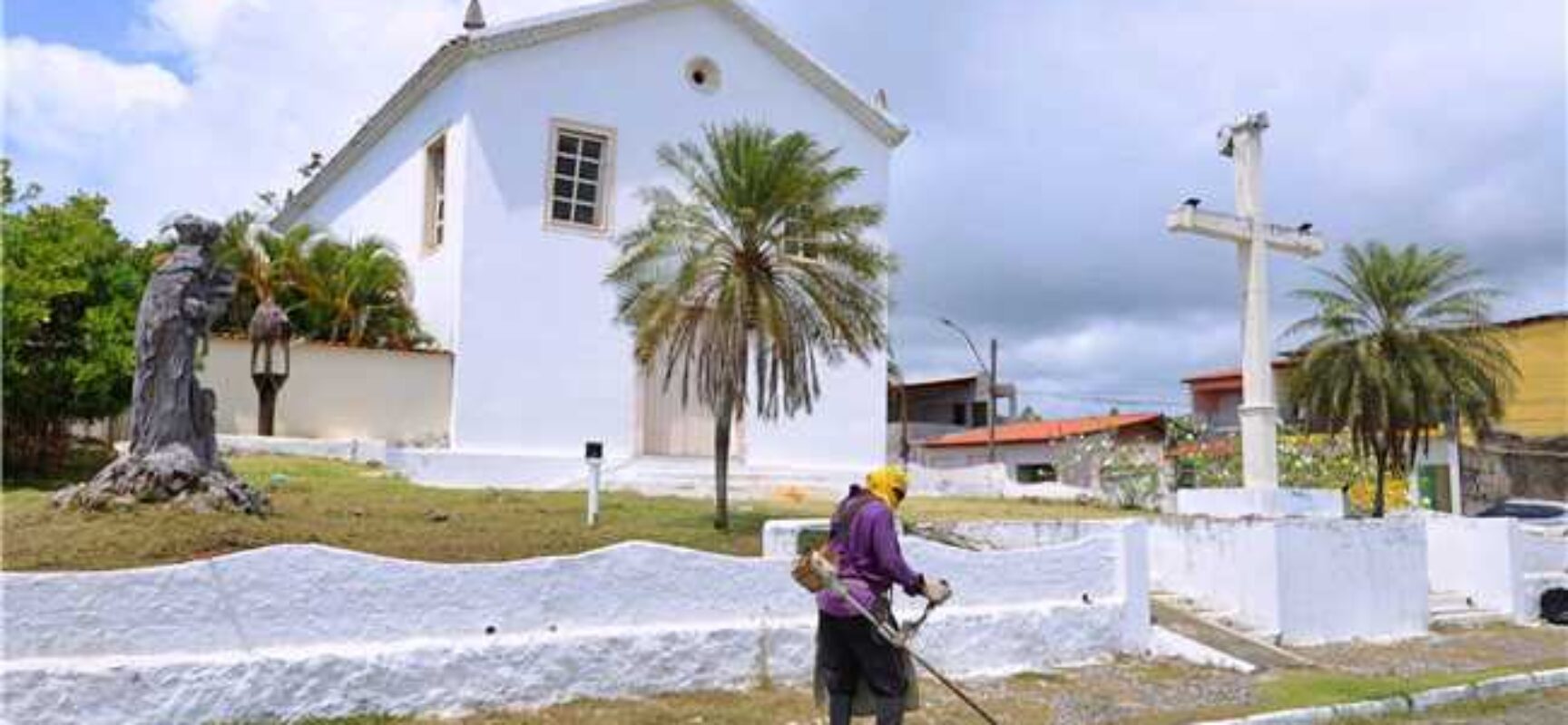 Prefeitura de Ilhéus intensifica serviços de roçagem em bairros e espaços públicos