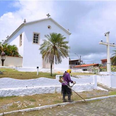 Prefeitura de Ilhéus intensifica serviços de roçagem em bairros e espaços públicos