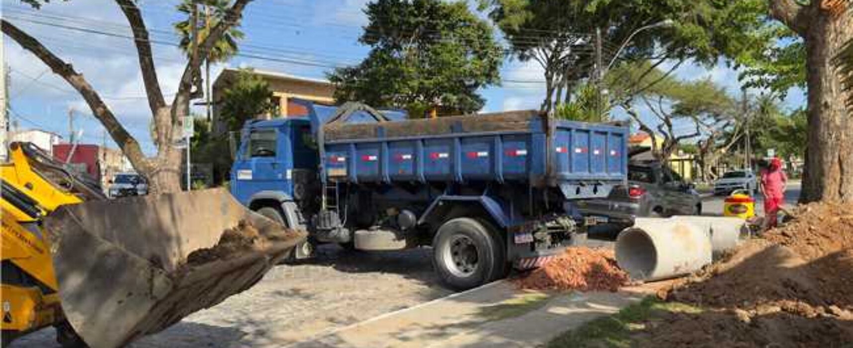 Prefeitura de Ilhéus realiza troca de manilhas de concreto na Orla da Sapetinga
