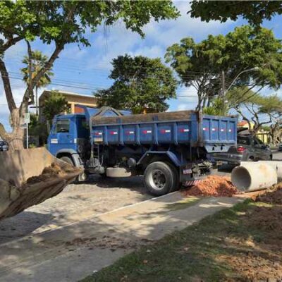 Prefeitura de Ilhéus realiza troca de manilhas de concreto na Orla da Sapetinga