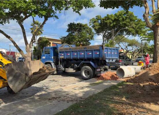 Prefeitura de Ilhéus realiza troca de manilhas de concreto na Orla da Sapetinga