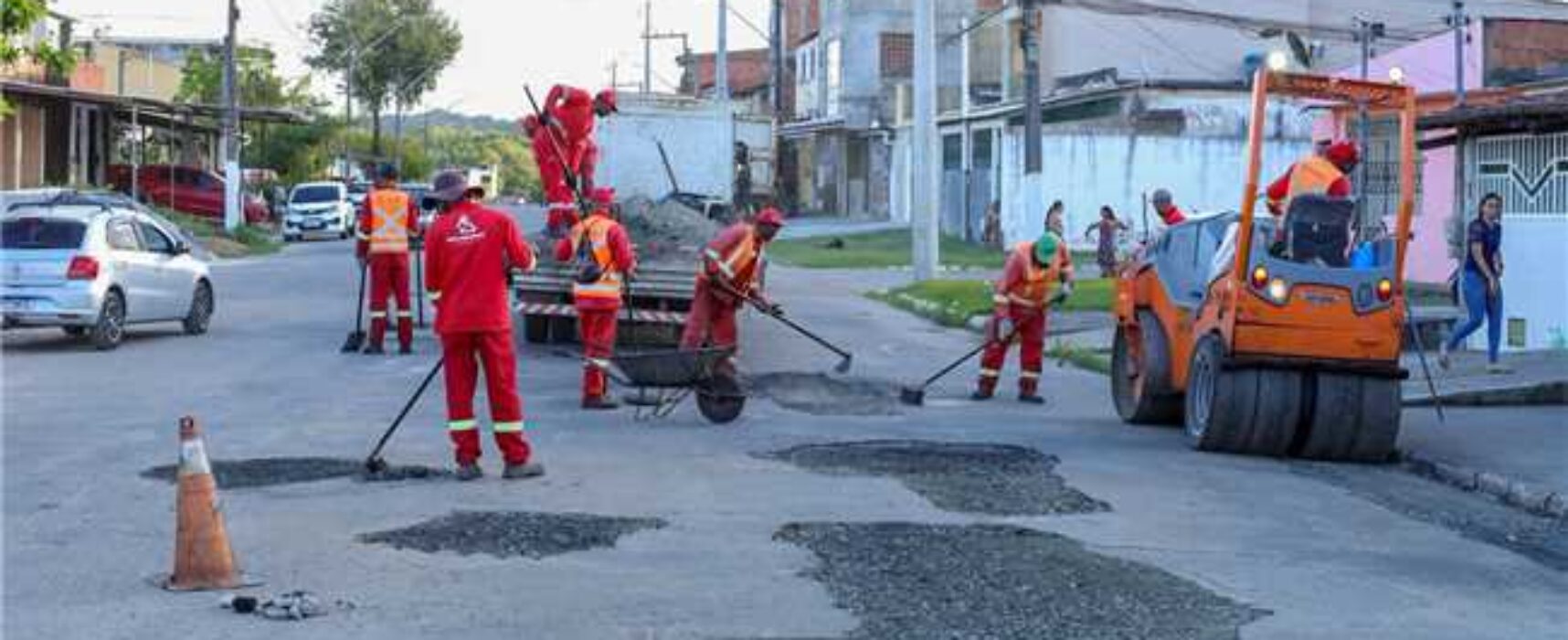 Prefeitura de Ilhéus reforça operação tapa buracos no bairro Teotônio Vilela