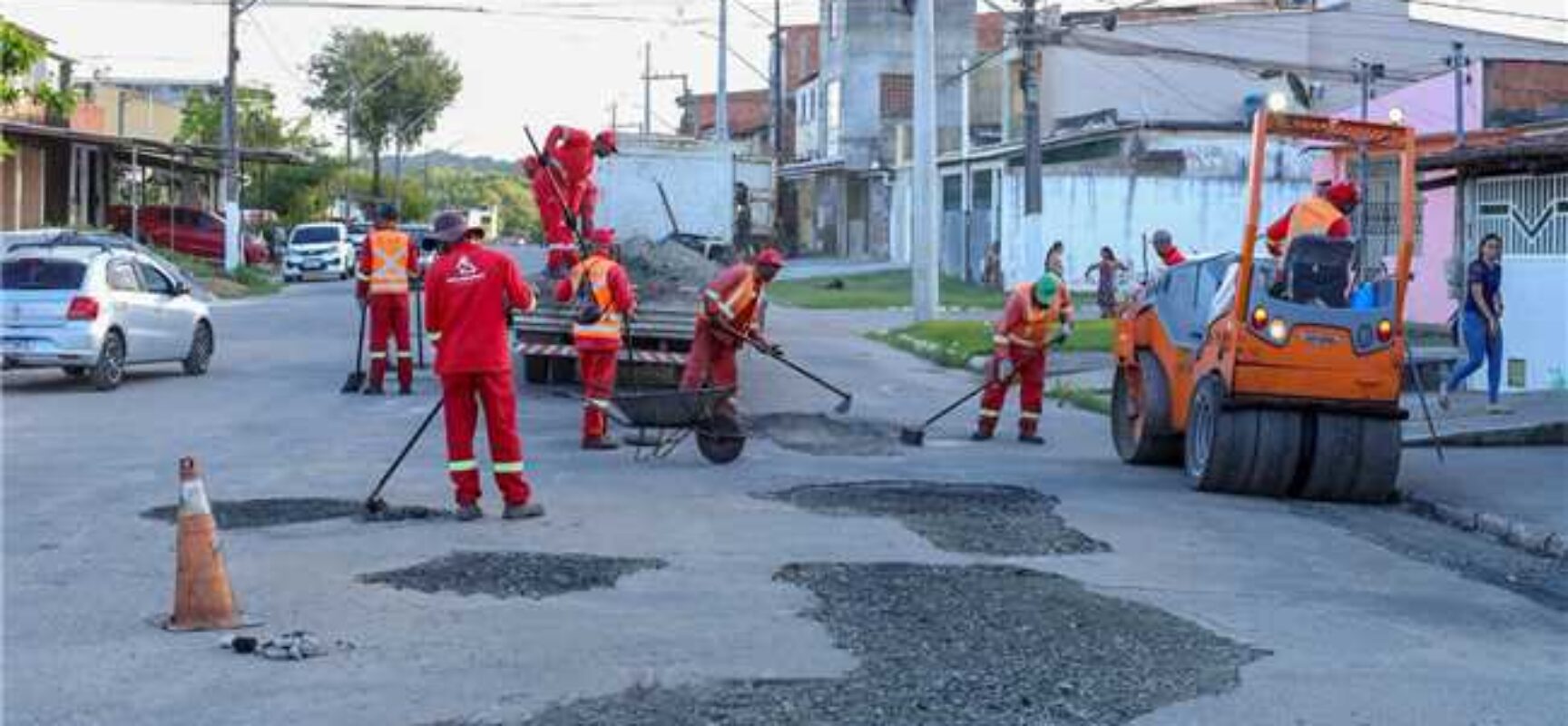 Prefeitura de Ilhéus reforça operação tapa buracos no bairro Teotônio Vilela