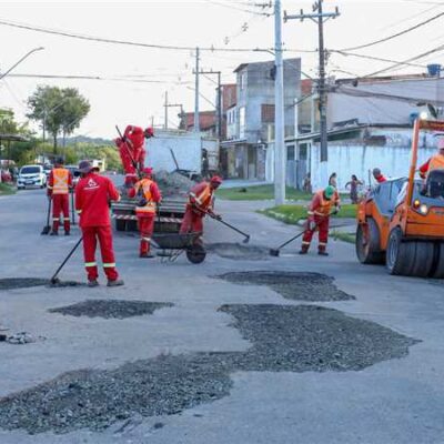 Prefeitura de Ilhéus reforça operação tapa buracos no bairro Teotônio Vilela