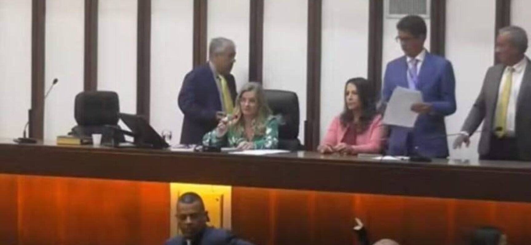 Assembleia aprova abono salarial para professores que não seriam contemplados por precatório