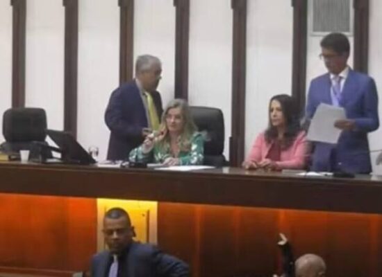 Assembleia aprova abono salarial para professores que não seriam contemplados por precatório