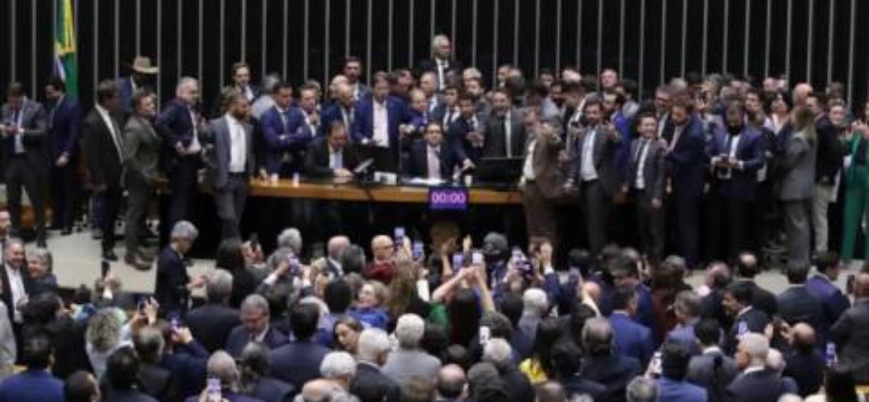 Corregedor da Câmara pede suspensão de 3 deputados envolvidos em motim