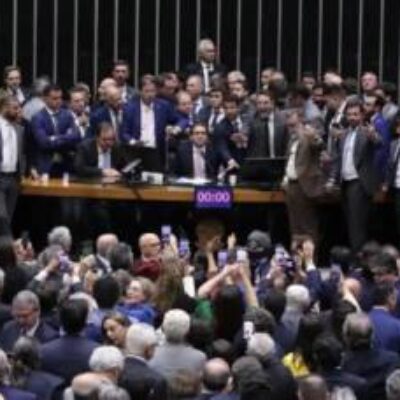 Corregedor da Câmara pede suspensão de 3 deputados envolvidos em motim