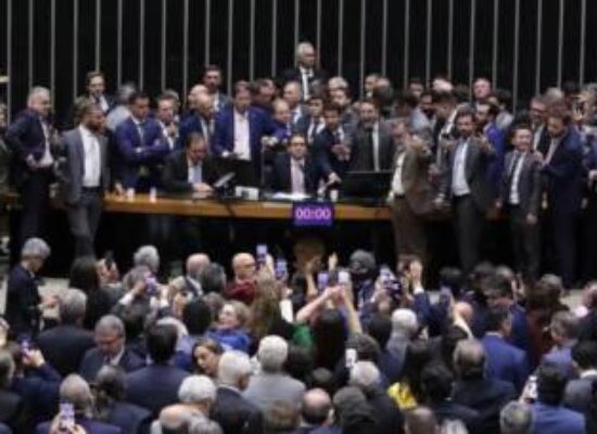 Corregedor da Câmara pede suspensão de 3 deputados envolvidos em motim