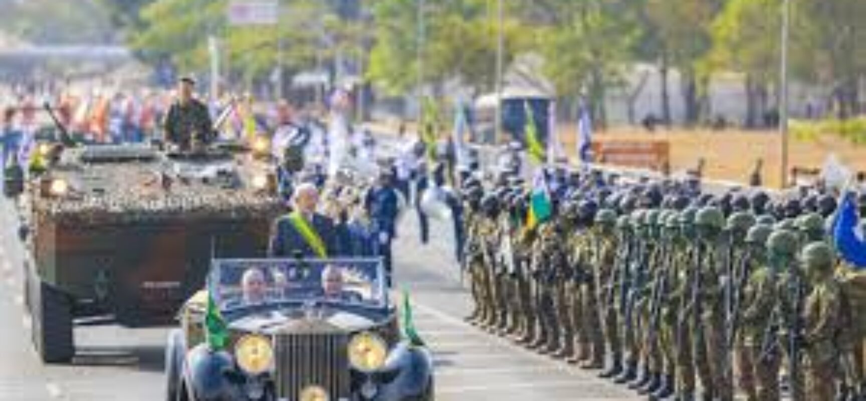 Lula e ministros acompanham desfile; público entoa “sem anistia”