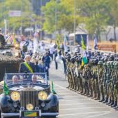 Lula e ministros acompanham desfile; público entoa “sem anistia”