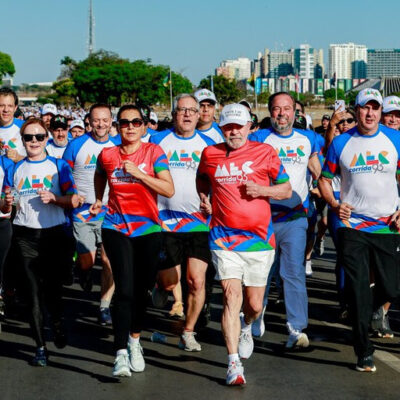 “É por meio da educação que a gente vai tornar o Brasil soberano”, diz Lula na Corrida e Caminhada MEC 95 Anos