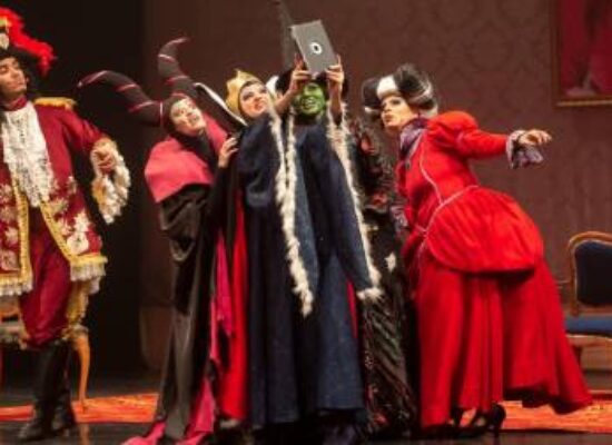 Teatro Municipal de Ilhéus recebe espetáculo Musical ‘Deu a Louca Nos Vilões e princesas na semana da Criança .