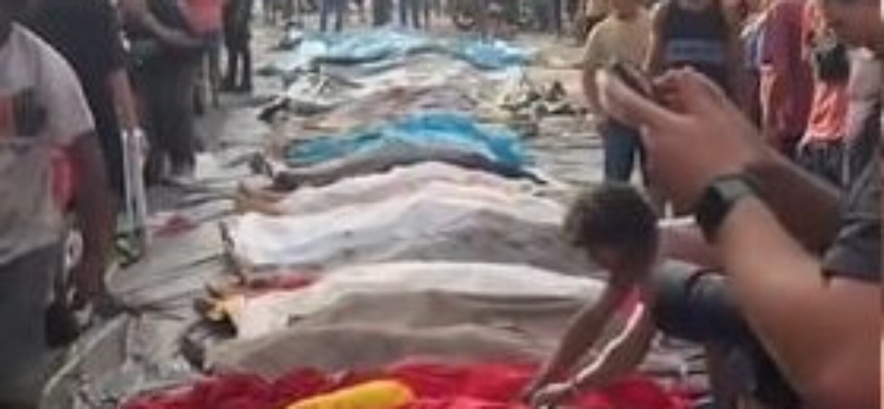 Moradores levam corpos a praça após operação mais letal da história do Rio Moradores levam corpos a praça após operação mais letal da história do Rio