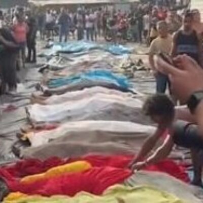 Moradores levam corpos a praça após operação mais letal da história do Rio