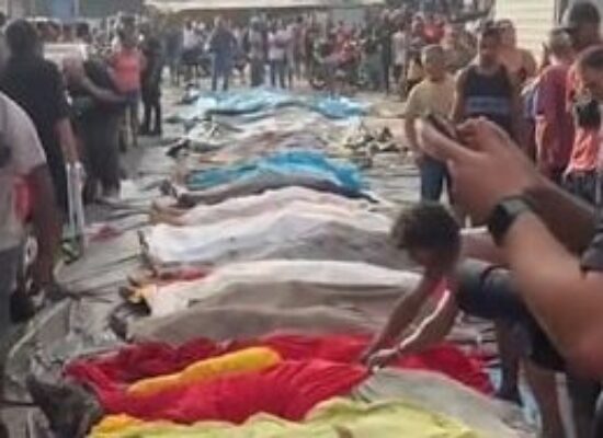 Moradores levam corpos a praça após operação mais letal da história do Rio