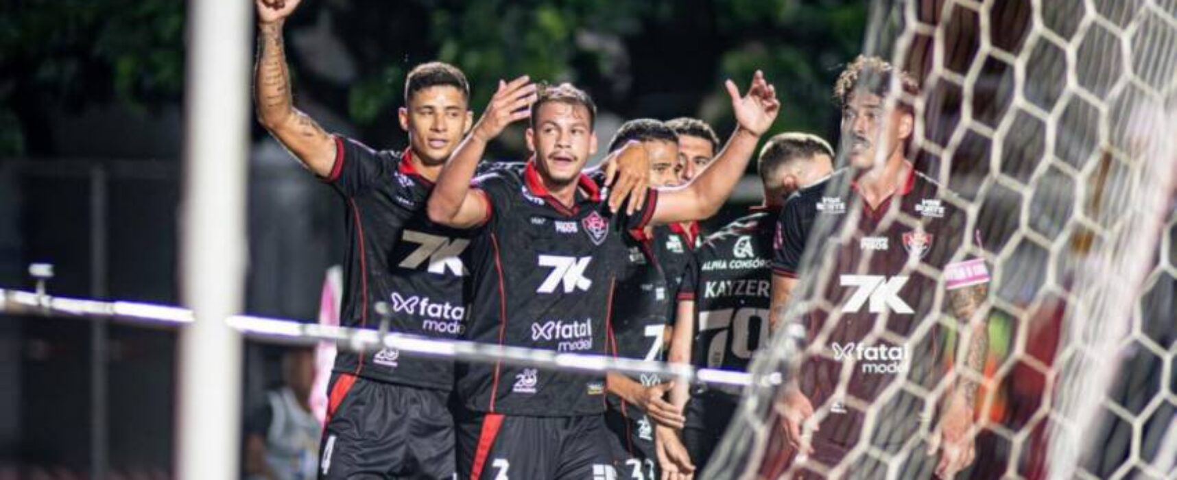 Vitória bate o Ceará e diminui vantagem para sair do Z-4 do Brasileirão