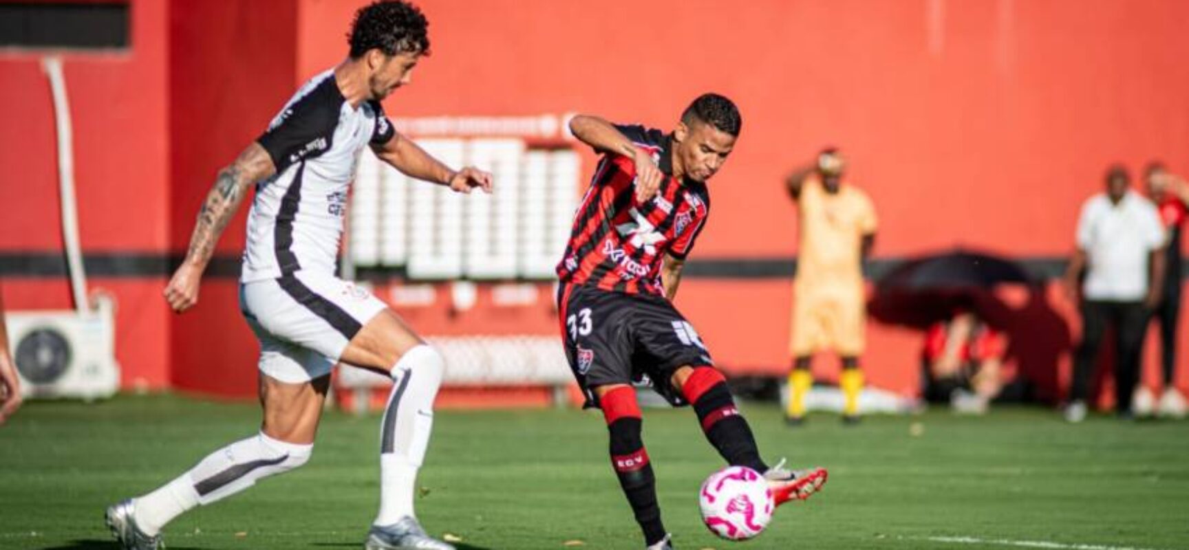 Vitória perde para o Corinthians em casa e desperdiça chance de sair do Z-4
