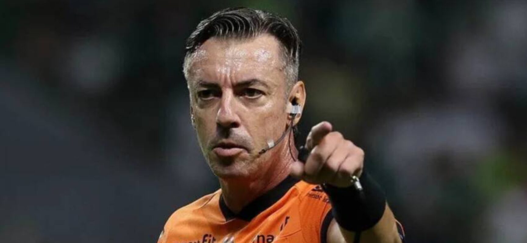 Trio de árbitros brasileiros disputa prêmio de melhores do mundo da temporada