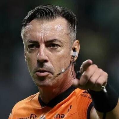 Trio de árbitros brasileiros disputa prêmio de melhores do mundo da temporada
