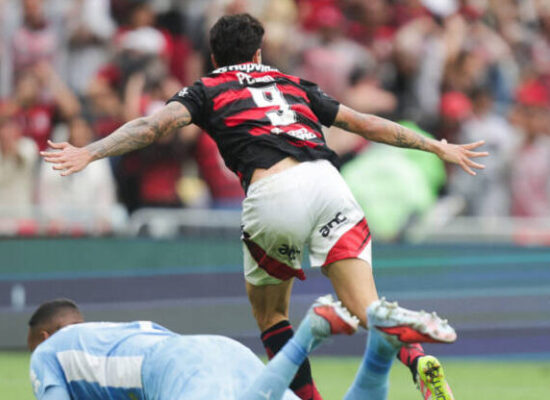 Pedro brilha, Flamengo bate o Palmeiras e acirra disputa pelo título no Brasileiro
