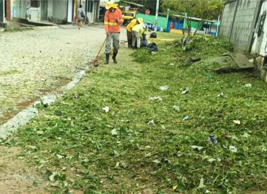 Vila Queiroz, no Basílio, recebe serviços de limpeza Vila Queiroz, no Basílio, recebe serviços de limpeza