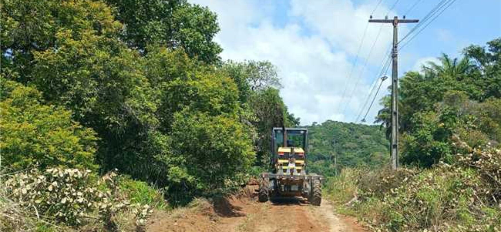 Aritaguá recebe manutenção viária na estrada do cemitério