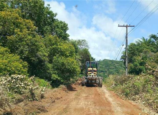 Aritaguá recebe manutenção viária na estrada do cemitério