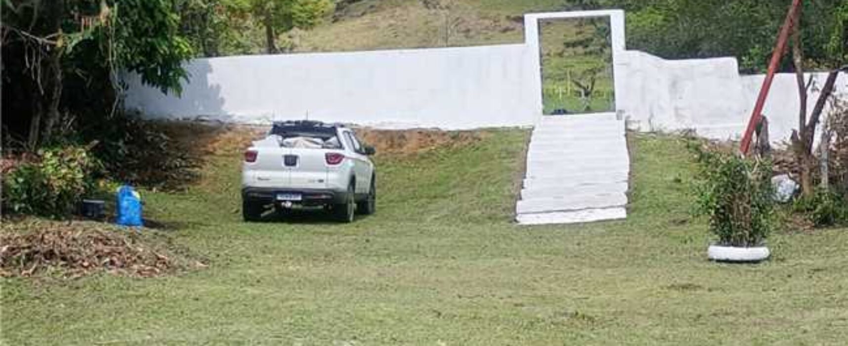 Prefeitura de Ilhéus realiza limpeza no Cemitério de Pimenteira em preparação para o Dia de Finados