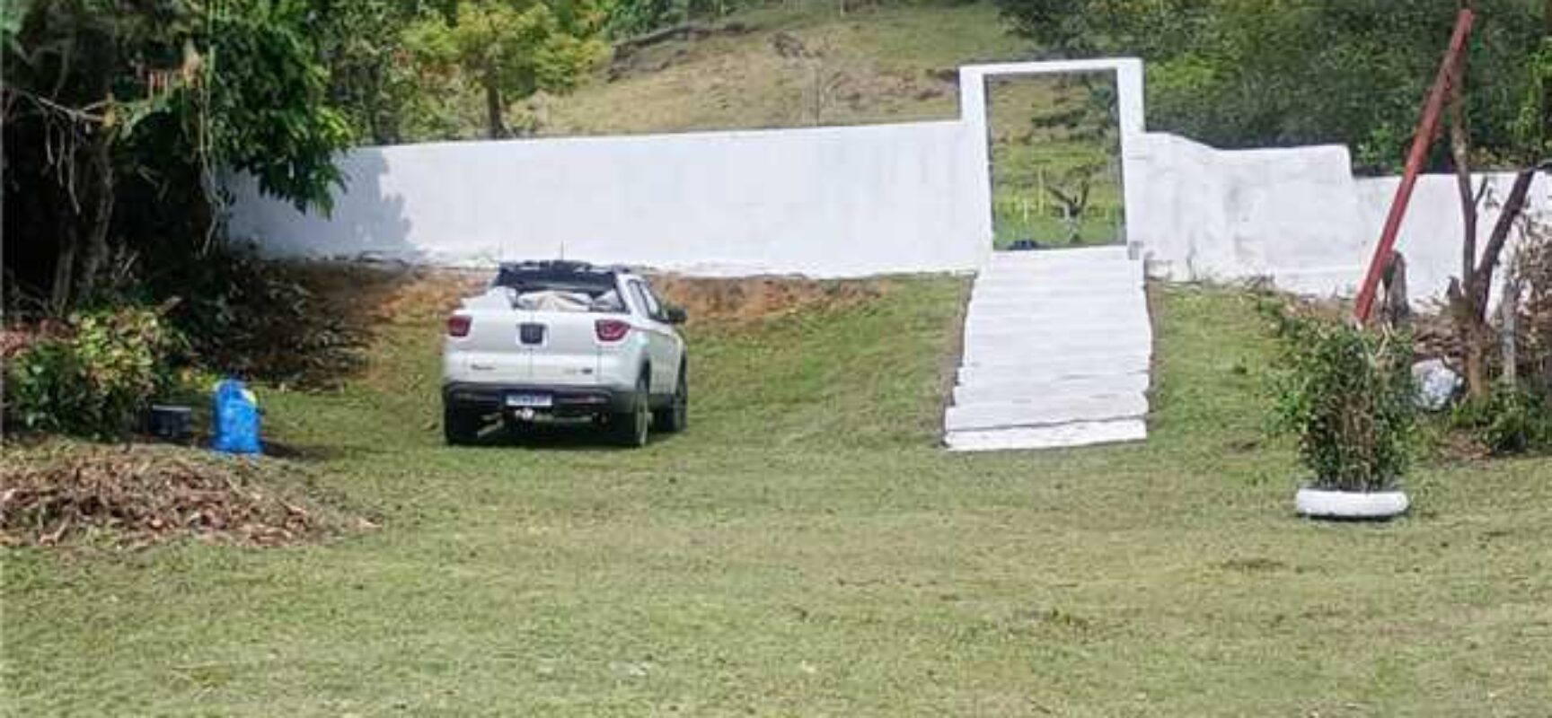 Prefeitura de Ilhéus realiza limpeza no Cemitério de Pimenteira em preparação para o Dia de Finados