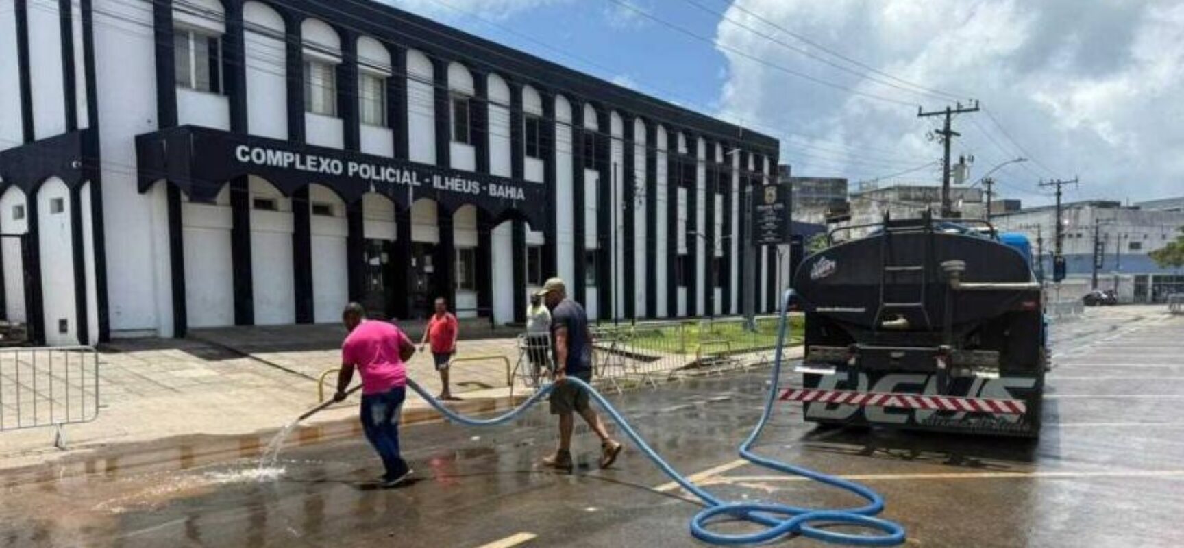 Prefeitura de Ilhéus realiza ação de limpeza na área dos antigos galpões da Codeba