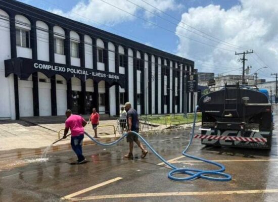 Prefeitura de Ilhéus realiza ação de limpeza na área dos antigos galpões da Codeba